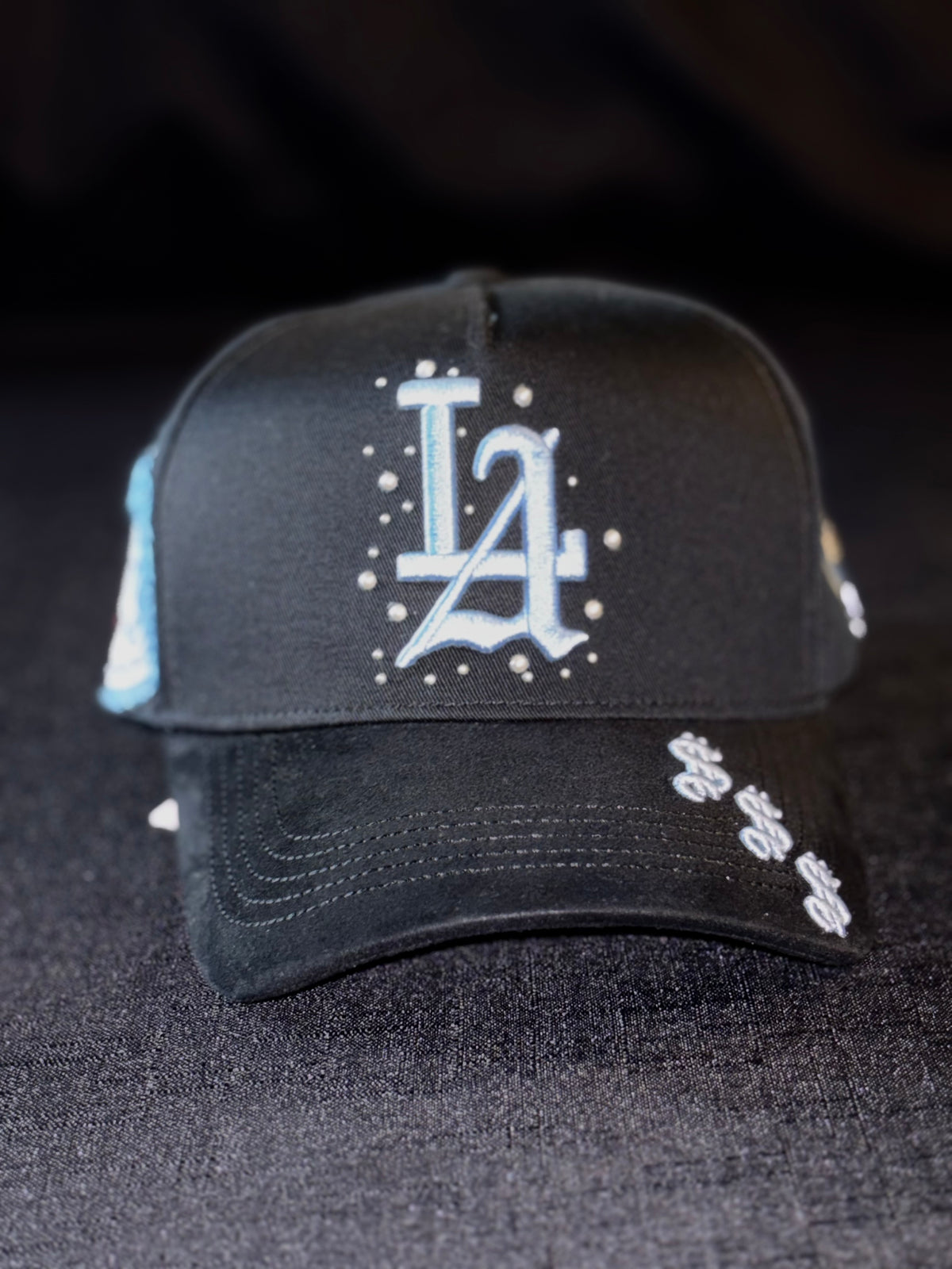 LA azul con labubu