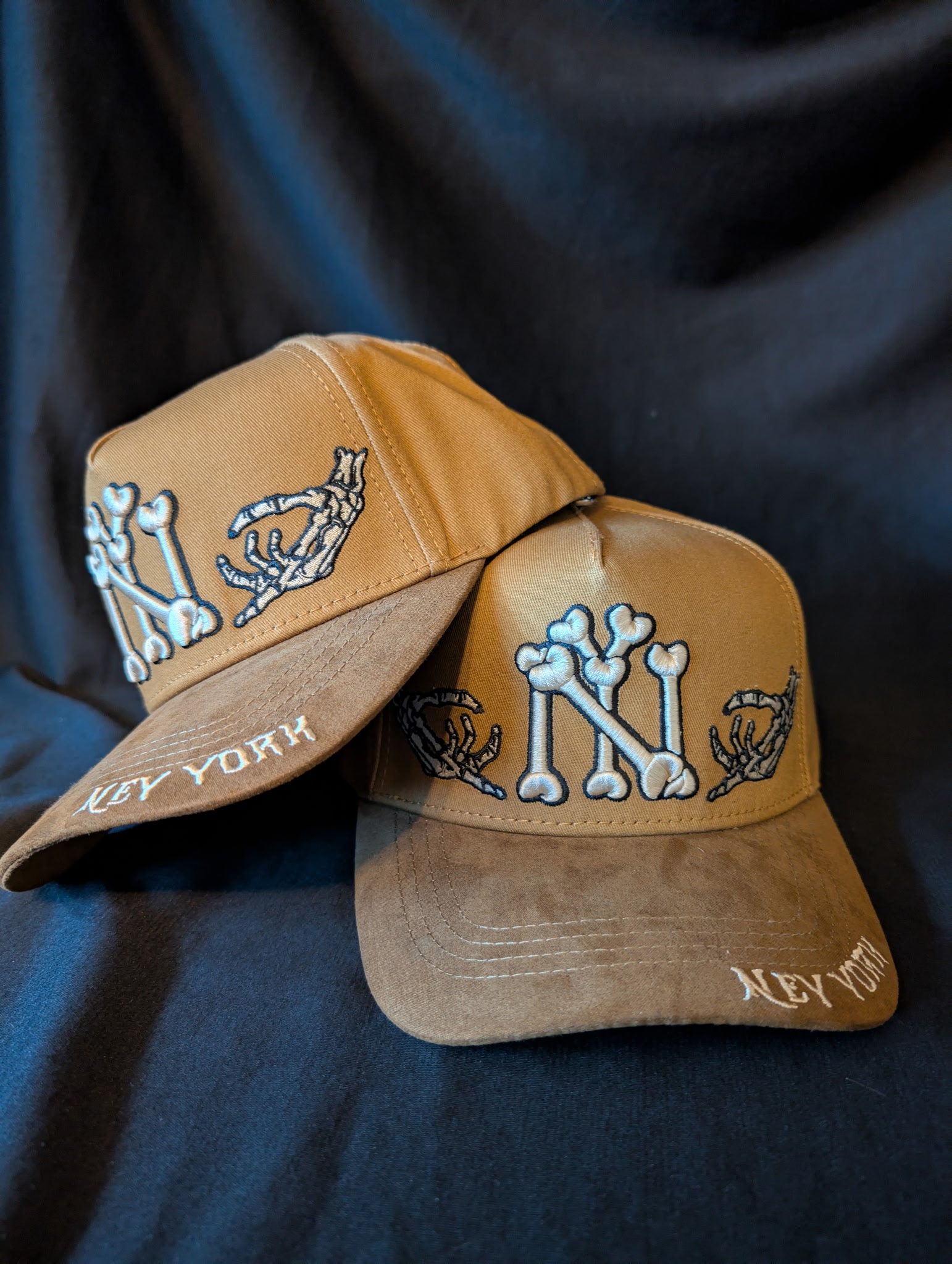 hats New York, huesos café