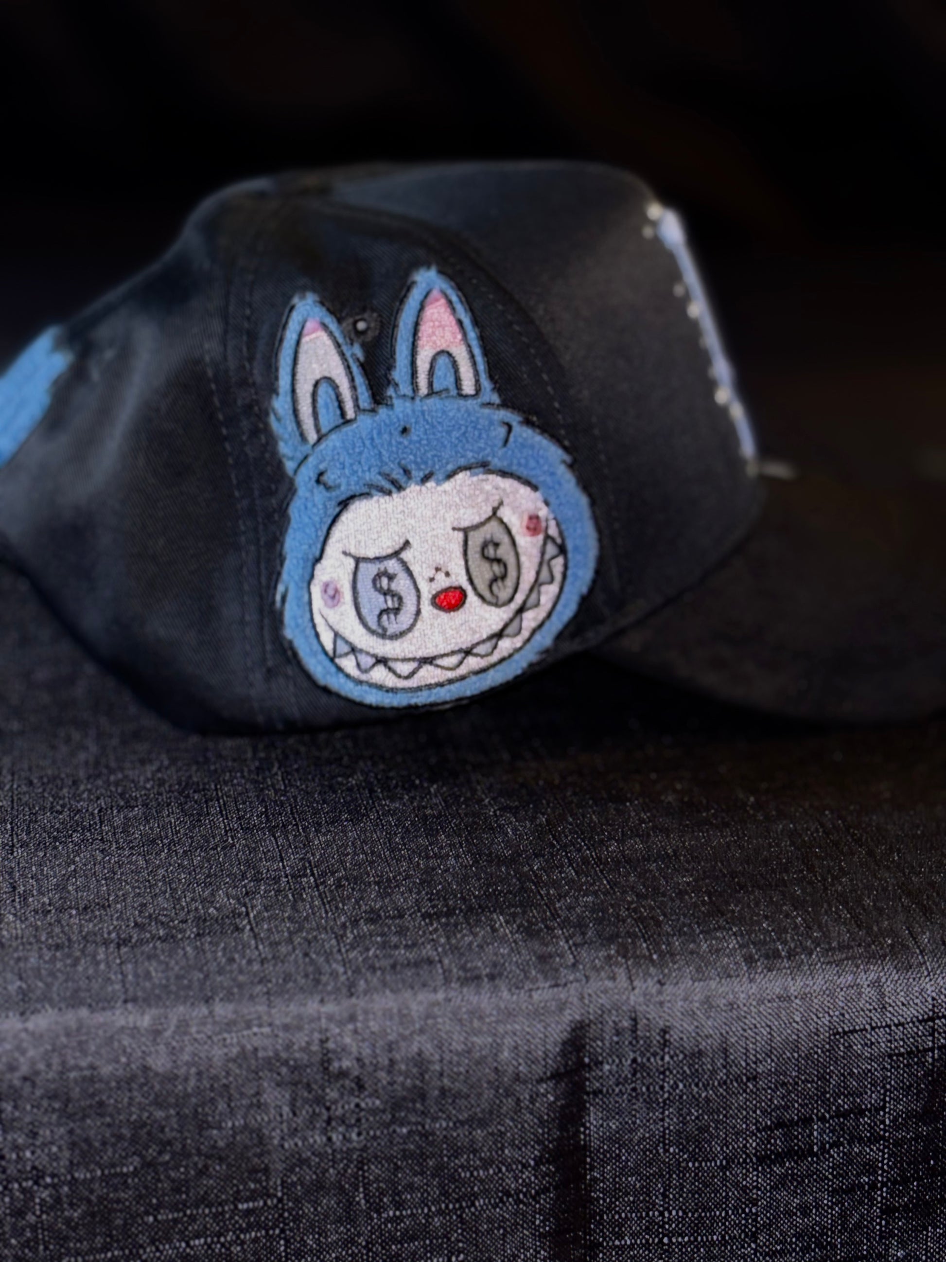LA azul con labubu