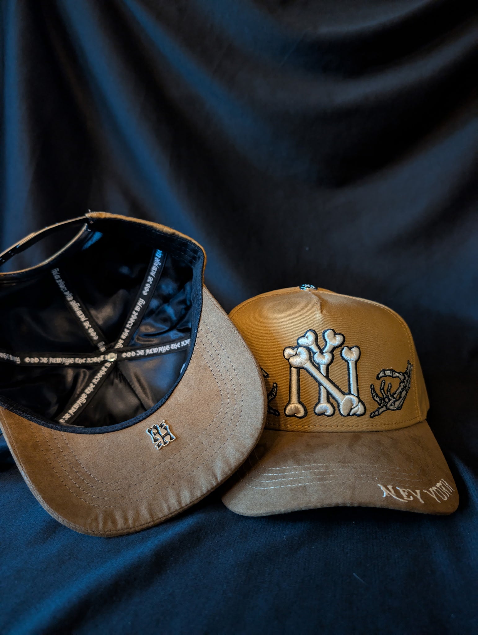 hats New York, huesos café