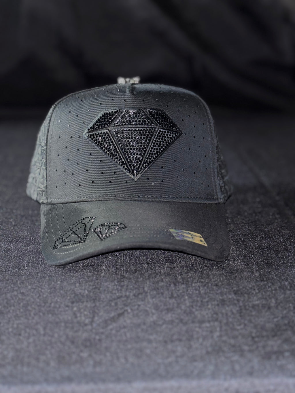Diamante con perlitas negras alrededor