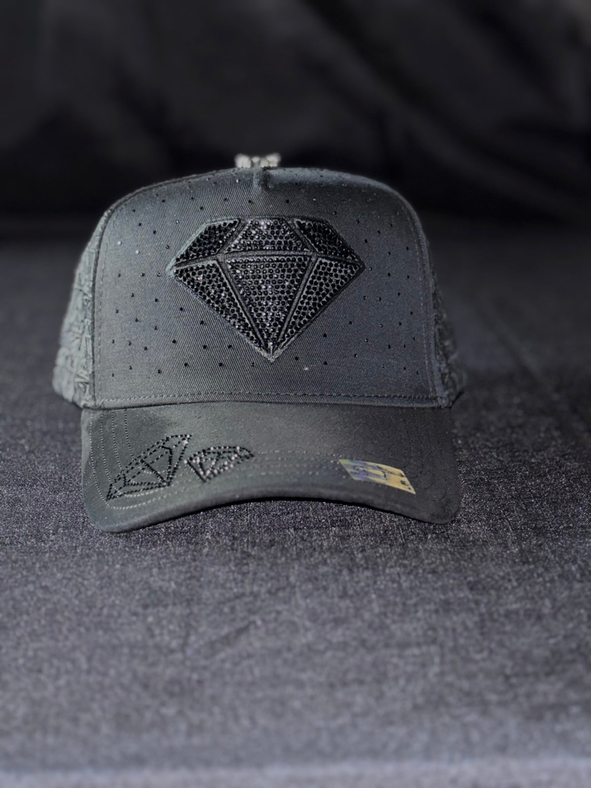 Diamante con perlitas negras alrededor