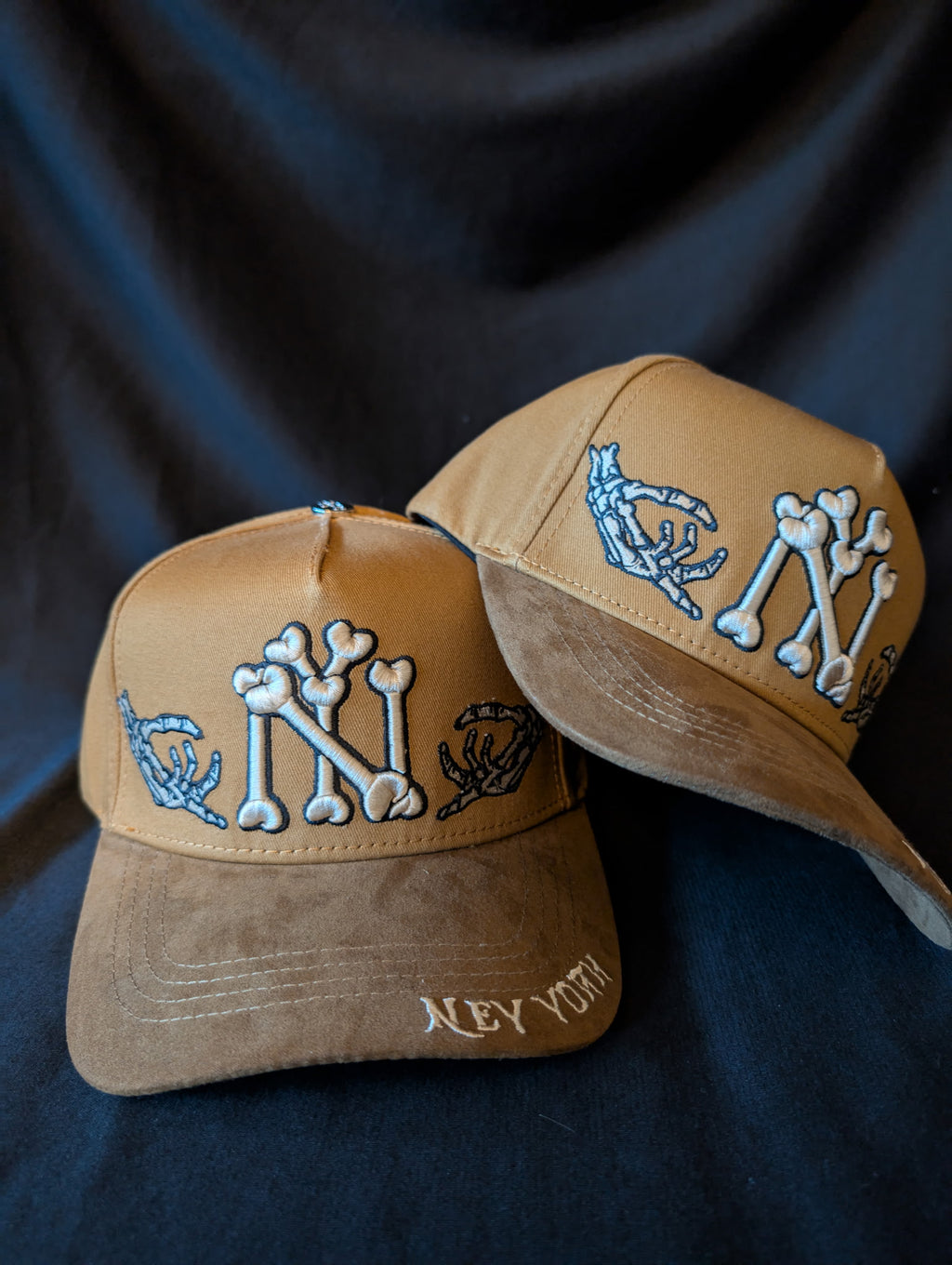 hats New York, huesos café