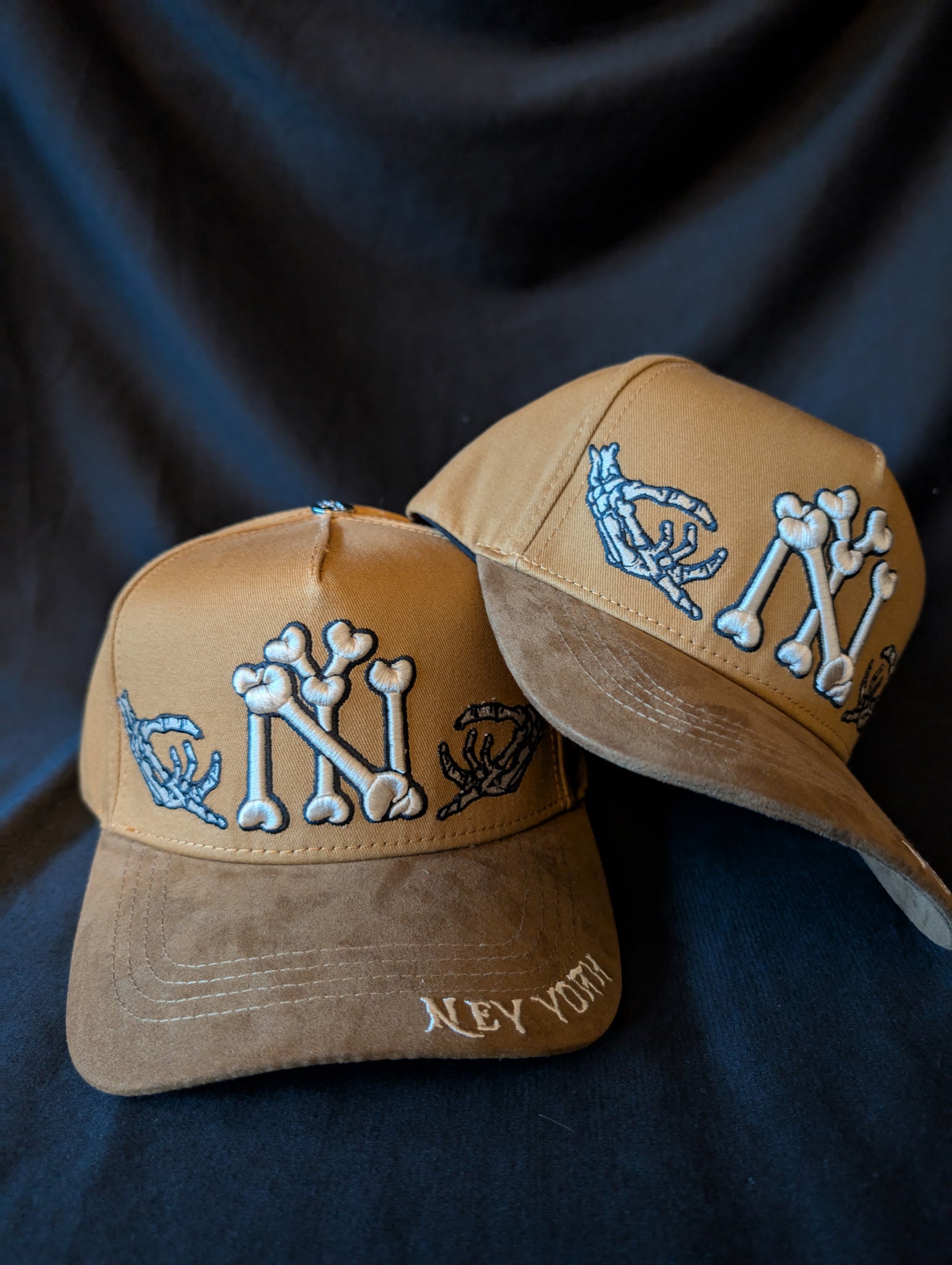 hats New York, huesos café